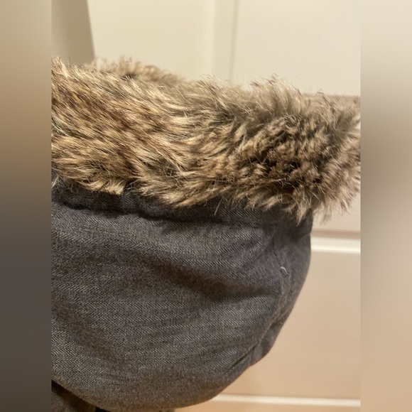 Janie and Jack hooded puffer vest with faux fur trim - Picture 4 of 6